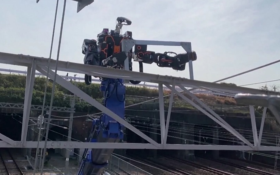 Ấn tượng robot khổng lồ sửa chữa đường dây liên lạc đường sắt Nhật Bản
